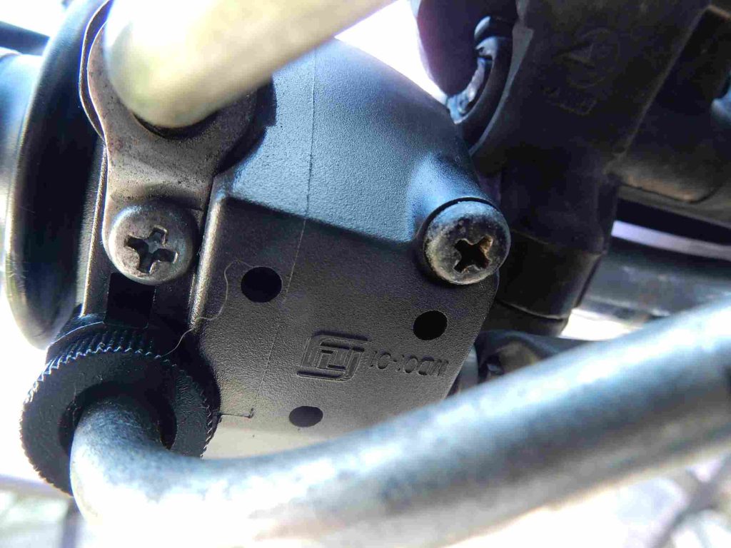 YB125SPスイッチボックスを取り外す底面のネジ2